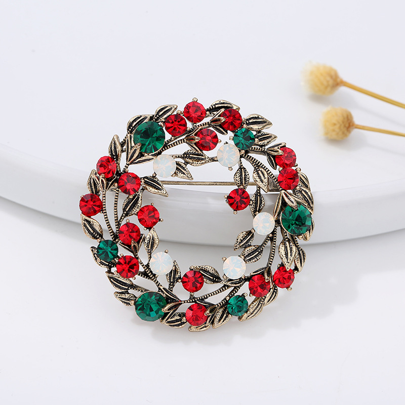 Christmas series jewelry brooc - огляд і ціна Embroidery Font