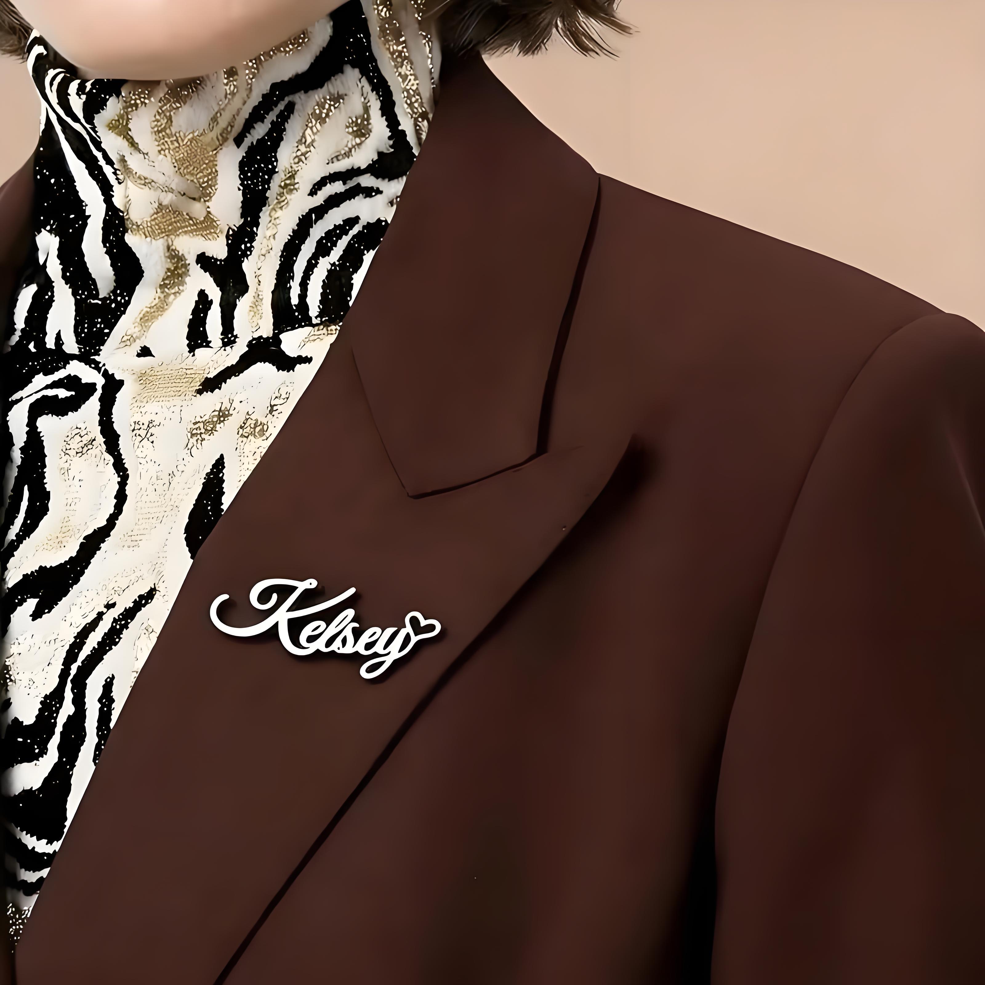 Custom Cursive Name Lapel Pin  - огляд і ціна Embroidery Texture